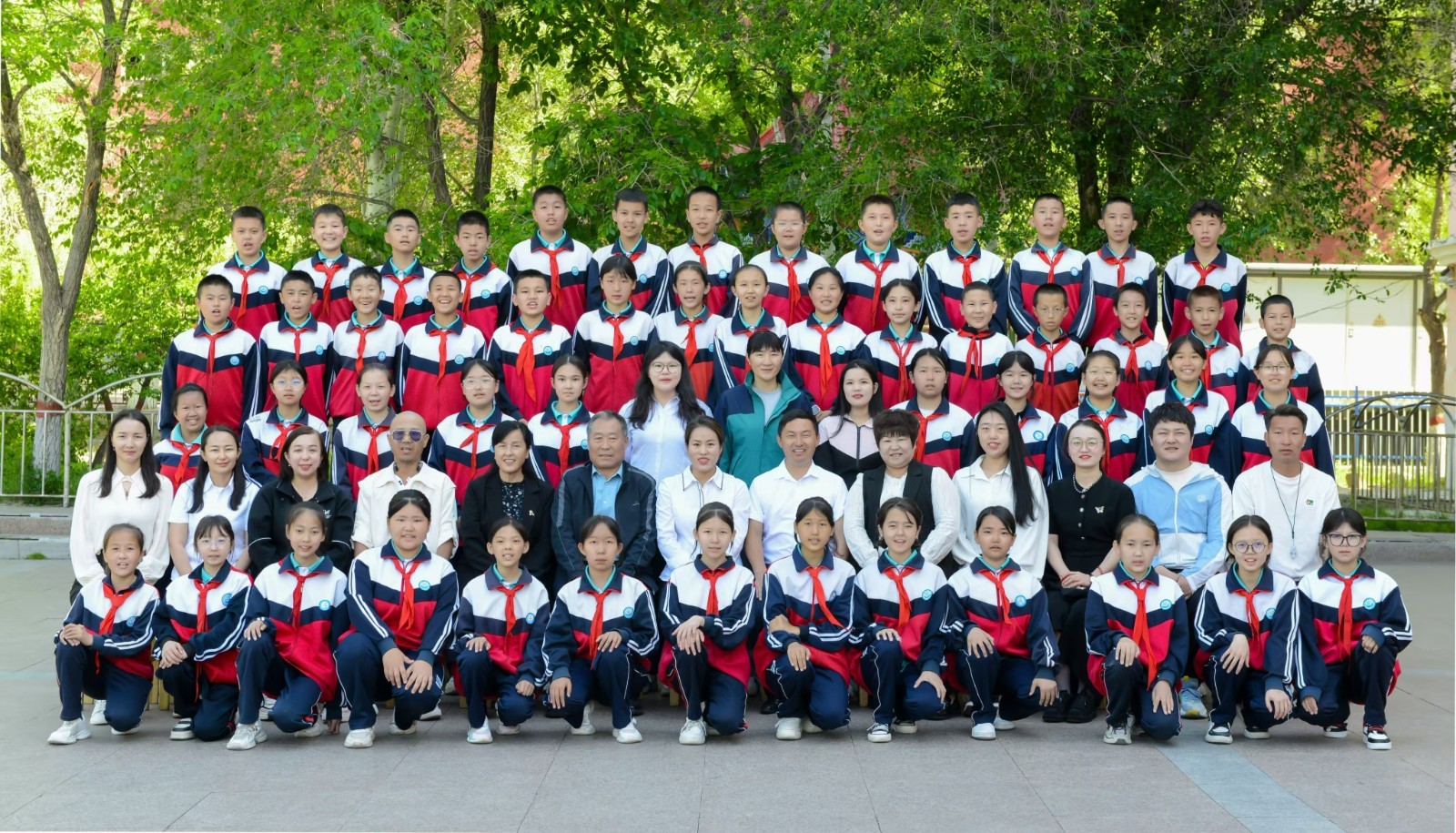 鲍海冉与学生、同事合影（第三排左起第六位）.jpg